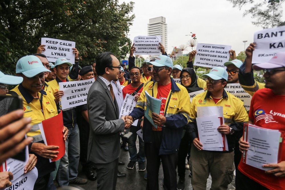 Lynas senior human resources manager, Jumaat Mansor (centre), submits a memorandum to a representative of Indera Mahkota MP, Datuk Saifuddin Abdullah, in front of Parliament in Kuala Lumpur December 11, 2018. — Picture by Hari Anggara