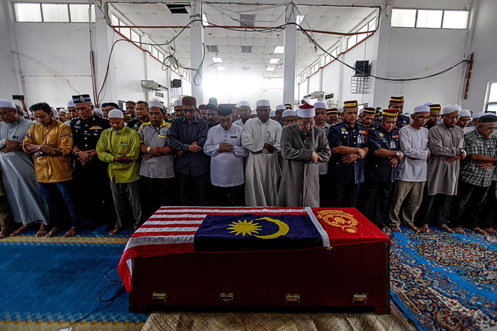 Members of the public pay their last respects to Muhammad Adib Mohd Kassim at the As-Saadah Mosque in Alor Setar December 18, 2018. u00e2u20acu2022 Picture by Sayuti Zainudin