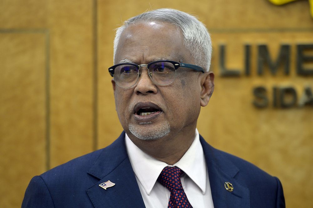 Datuk Mahfuz Omar speaks to the reporters at Parliament December 6, 2018. u00e2u20acu201d Picture by Mukhriz Hazim