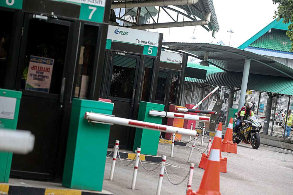 Penang Bridge goes toll-free for motorcyclists from January 1, 2019. u00e2u20acu2022 Picture by Sayuti Zainudin