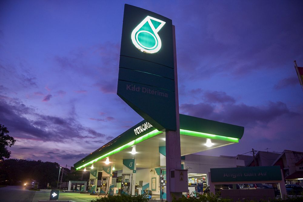 A Petronas petrol station in Subang Jaya December 19, 2018.  u00e2u20acu2022 Picture by Mukhriz Hazim