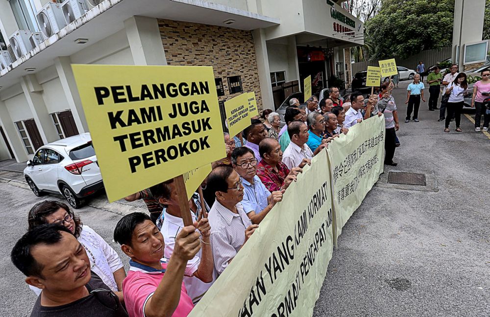 Eatery operators protest Putrajayau00e2u20acu2122s smoking ban in George Town December 5, 2018. u00e2u20acu201d Picture by Sayuti Zainudin