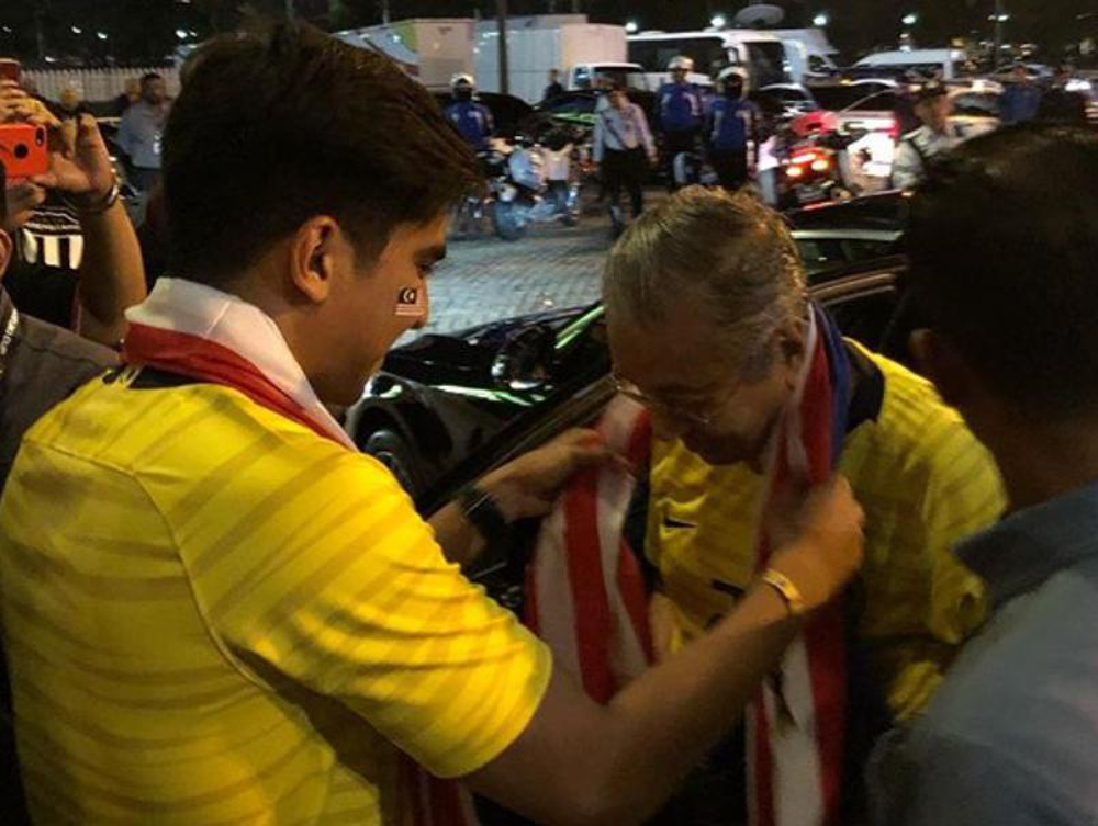 Syed Saddiq Syed Abdul Rahman menyambut ketibaan Tun Dr Mahathir Mohamad di Stadium Nasional Bukit Jalil malam ini. u00e2u20acu201d Foto ihsan Instagram/Syed Saddiq