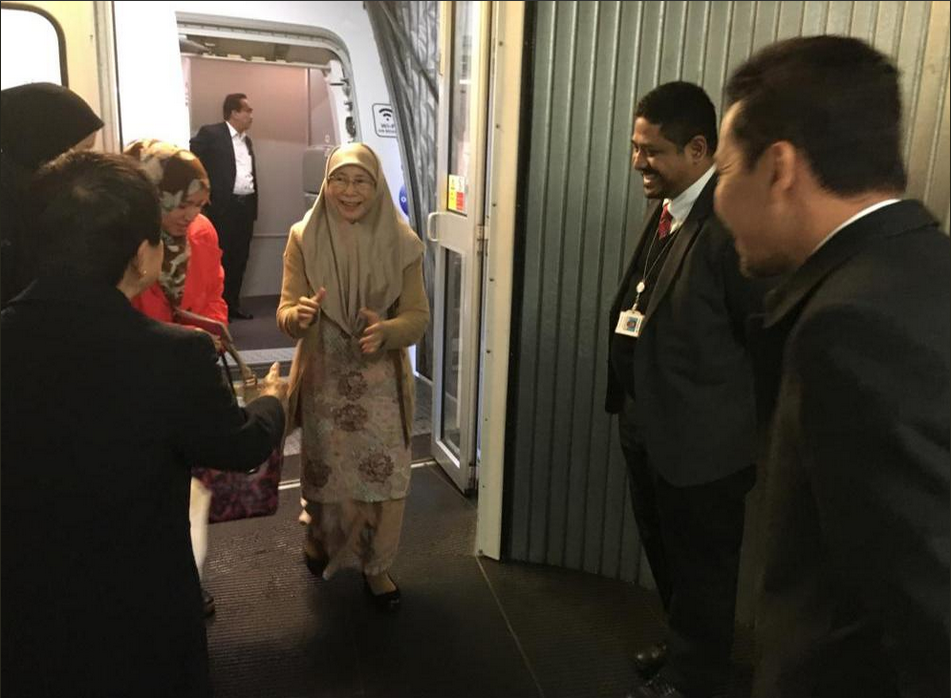Datuk Seri Wan Azizah Wan Ismail arrives in London for a three-day visit to the UK on December 5, 2018. u00e2u20acu201d Picture via Twitter