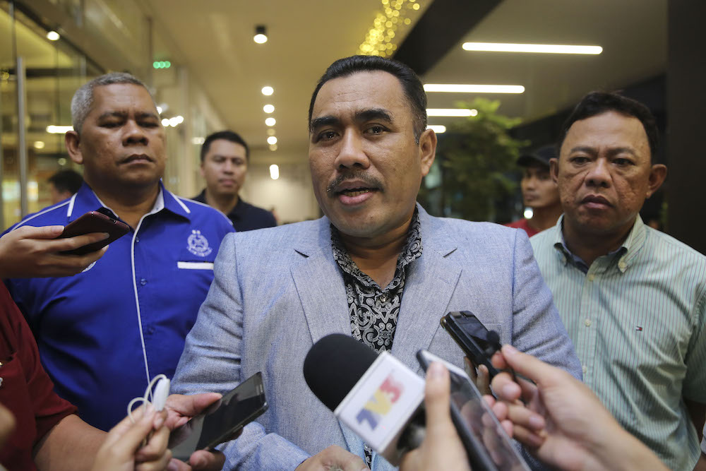 SAC Fadzil Ahmat speaks to reporters at Atria Shopping Gallery in Petaling Jaya May 18, 2018. u00e2u20acu201d Picture by Yusof Mat Isa