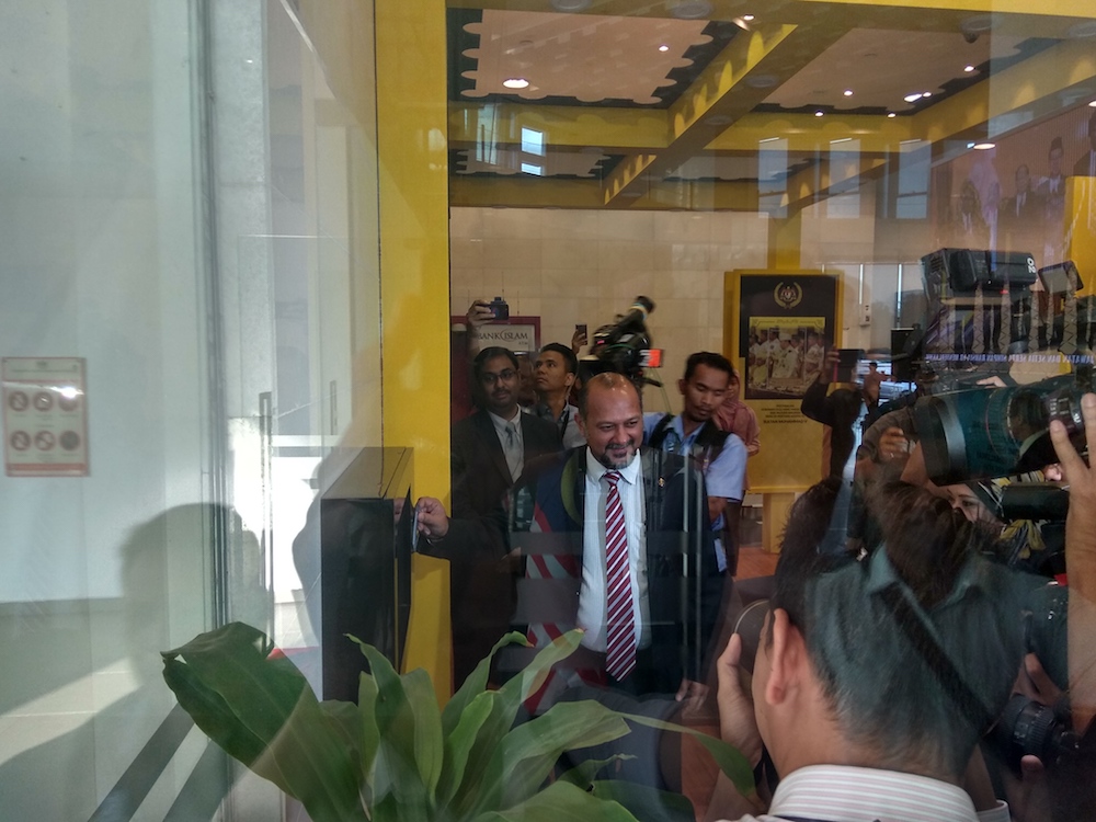 Transport minister Gobind Singh Deo clocks in after arriving at the ministry this morning, May 22, 2018. u00e2u20acu201d Picture by Kenneth Tee 