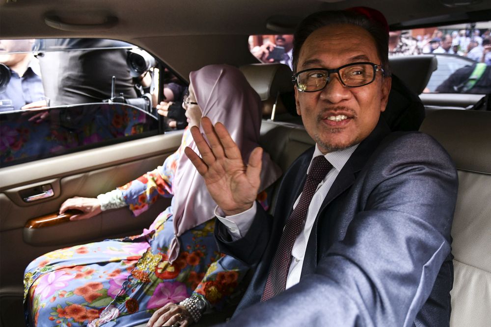 Datuk Seri Anwar Ibrahim waves to the crowd as he leaves the Cheras Rehabilitation Centre in Kuala Lumpur on May 16, 2018. u00e2u20acu201d Picture by Azneal Ishak