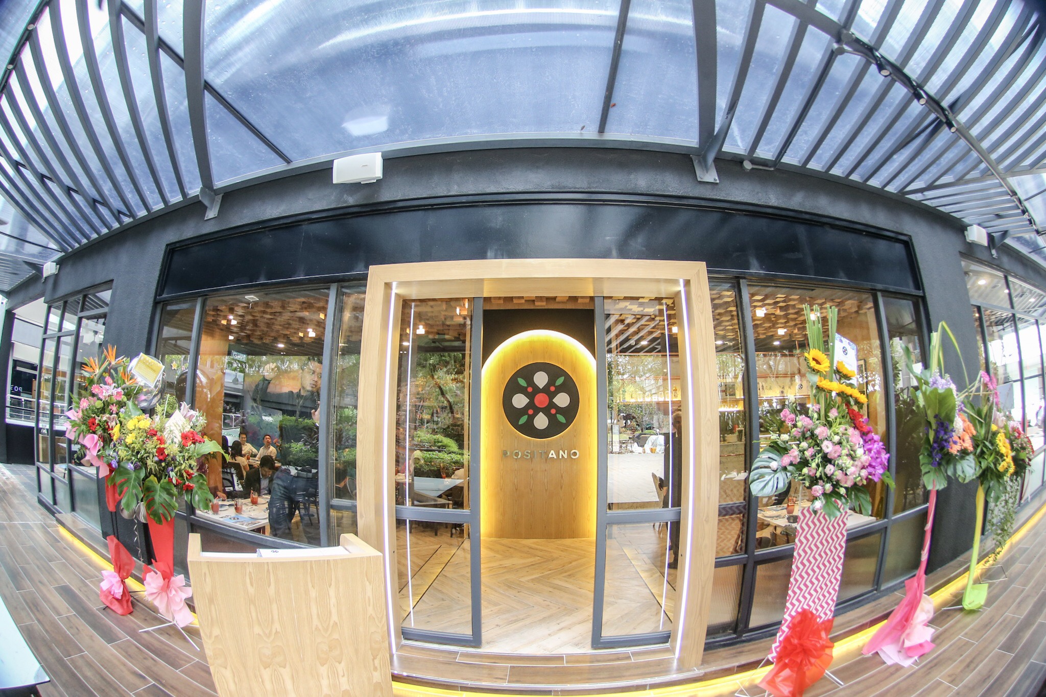 The restaurant comfortably accommodates up to 120 people.