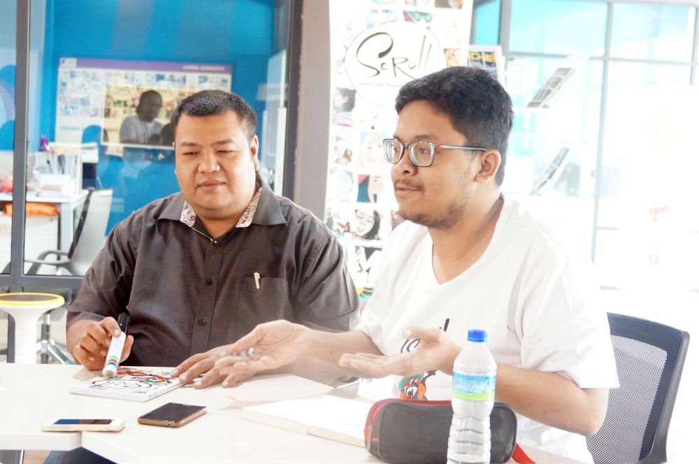 SCROLL creative director and MMU virtual reality lecturer Erwin Jabbar (left) and Comination Club president Muhammad Haris Muhammad Feisal chat about their current projects.