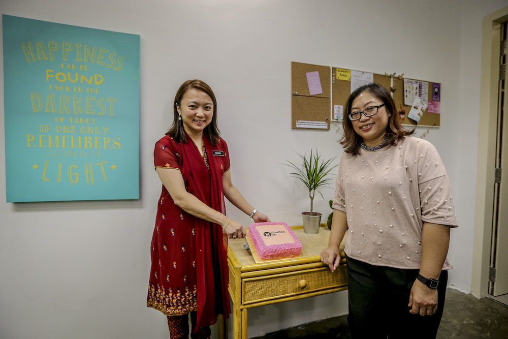 Deputy Women, Family and Community Development Minister Hannah Yeoh and HelloHERA co-founder Angie Chin-Tan cut a cake during the launch of HelloHERA at Q Sentral in Kuala Lumpur January 17, 2019. — Picture by Firdaus Latif