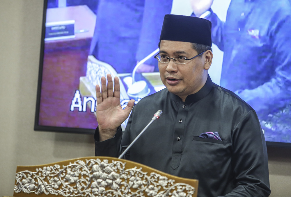 Yamani Hafez Musa takes his oath as an MP during the swearing-in ceremony in Parliament January 7, 2019. u00e2u20acu201d Picture by Firdaus Latif