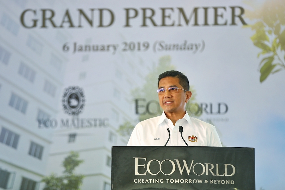 Economic Affairs Minister Datuk Seri Azmin Ali officiates the handover ceremony of Simfoni Apartments @ Eco Majestic in Semenyih January 6, 2019. u00e2u20acu201d Picture by Ahmad Zamzahuri