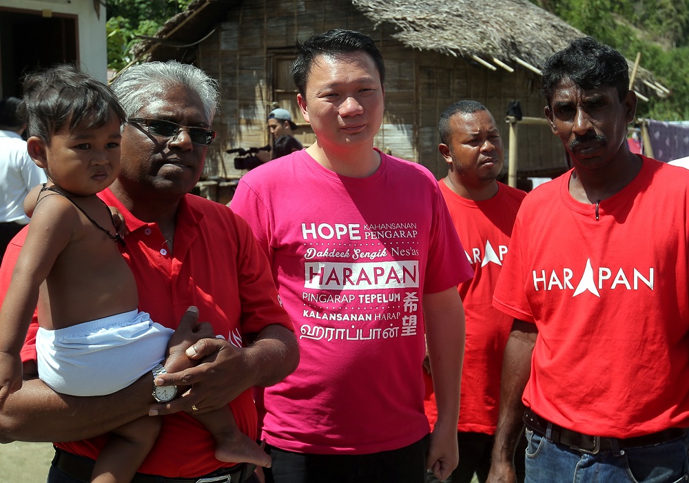 Pakatan Harapan candidate M. Manogaran (left) and Tanah Rata campaign manager Chiong Yoke Kong (centre) at a press conference in Cameron Highlands January 14, 2019. u00e2u20acu201d Picture by Farhan Najib
