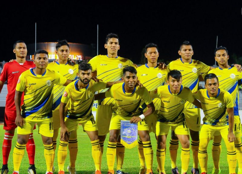 Sebahagian pemain Pelis terpaksa mengambil upah mencuci kereta setelah tidak menerima tunggakan gaji. u00e2u20acu201d Foto ihsan Facebook/Perlis FA Official