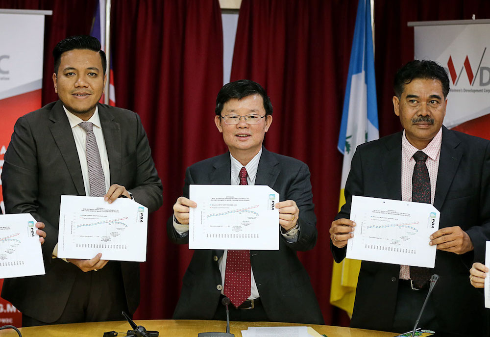 Dr Afif Bahardin, Chow Kon Yeow and Datuk Jaseni Maidinsa show the charts of 2015 Penang water tariff review and its impact on per capita domestic water consumption in George Town January 16, 2019. u00e2u20acu201d Picture by Sayuti Zainudin