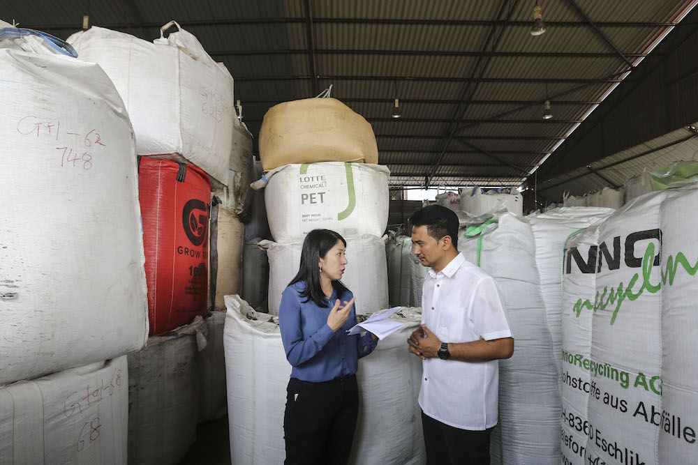 Yeo Bee Yin and Azmizam Zaman Huri are pictured during an enforcement operation of an illegal plastic waste recycling factory in Klang January 17, 2019. u00e2u20acu201d Picture by Yusof Mat Isa