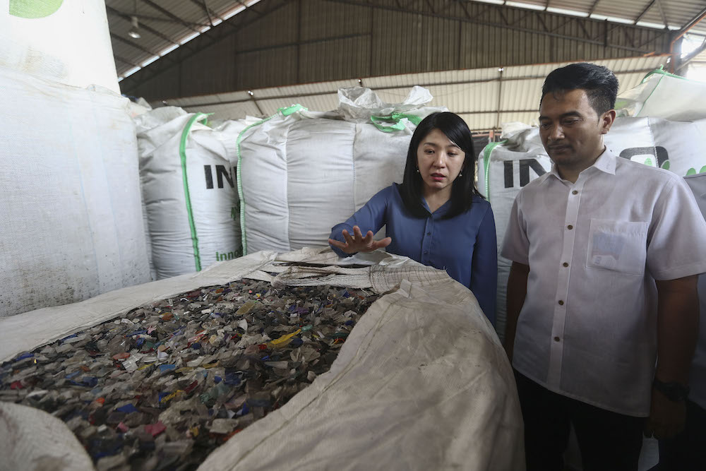 Energy, Science, Technology, Environment and Climate Change Minister Yeo Bee Yin and Pelabuhan Klang assemblyman Azmizam Zaman Huri look at plastic waste at an illegal recycling factory in Klang January 17, 2019. u00e2u20acu201d Picture by Yusof Mat Isa