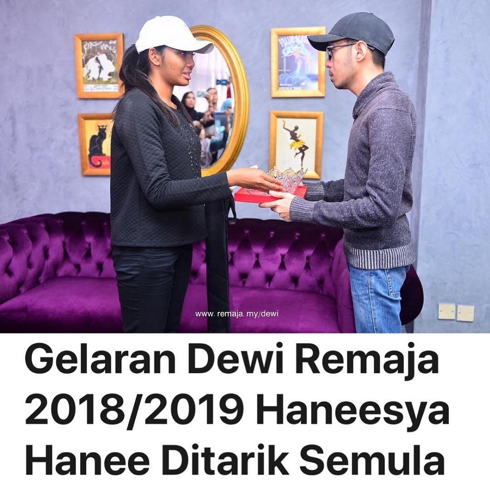 Haneesya Hani (left) returing her crown during a press conference in Kuala Lumpur January 17, 2019. u00e2u20acu201d Picture via Instagram/Majalah Remaja