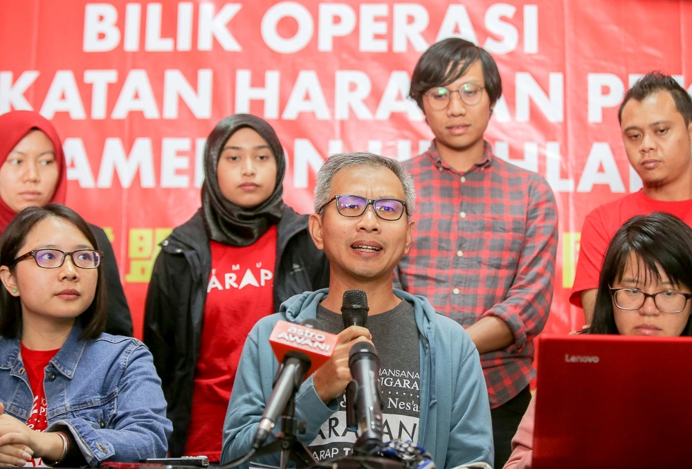 DAP lawmaker Tony Pua (centre) speaks to the press during a press conference in Brinchang January 12, 2019. u00e2u20acu201d Picture by Farhan Najib