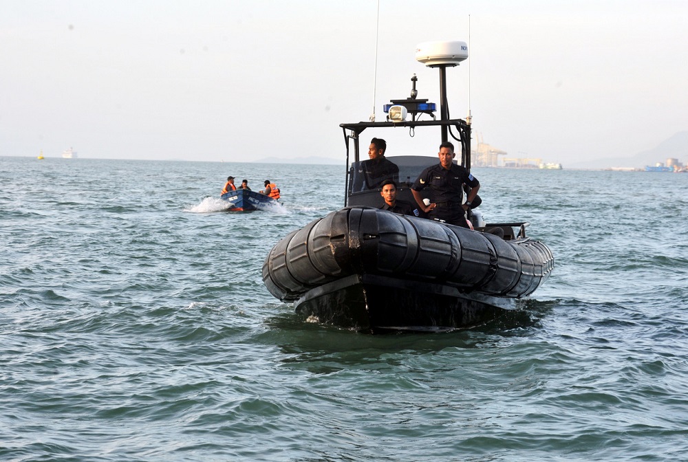 Marine police personnel during the search and rescue operation in George Town January 20, 2019. u00e2u20acu201d Bernama pic
