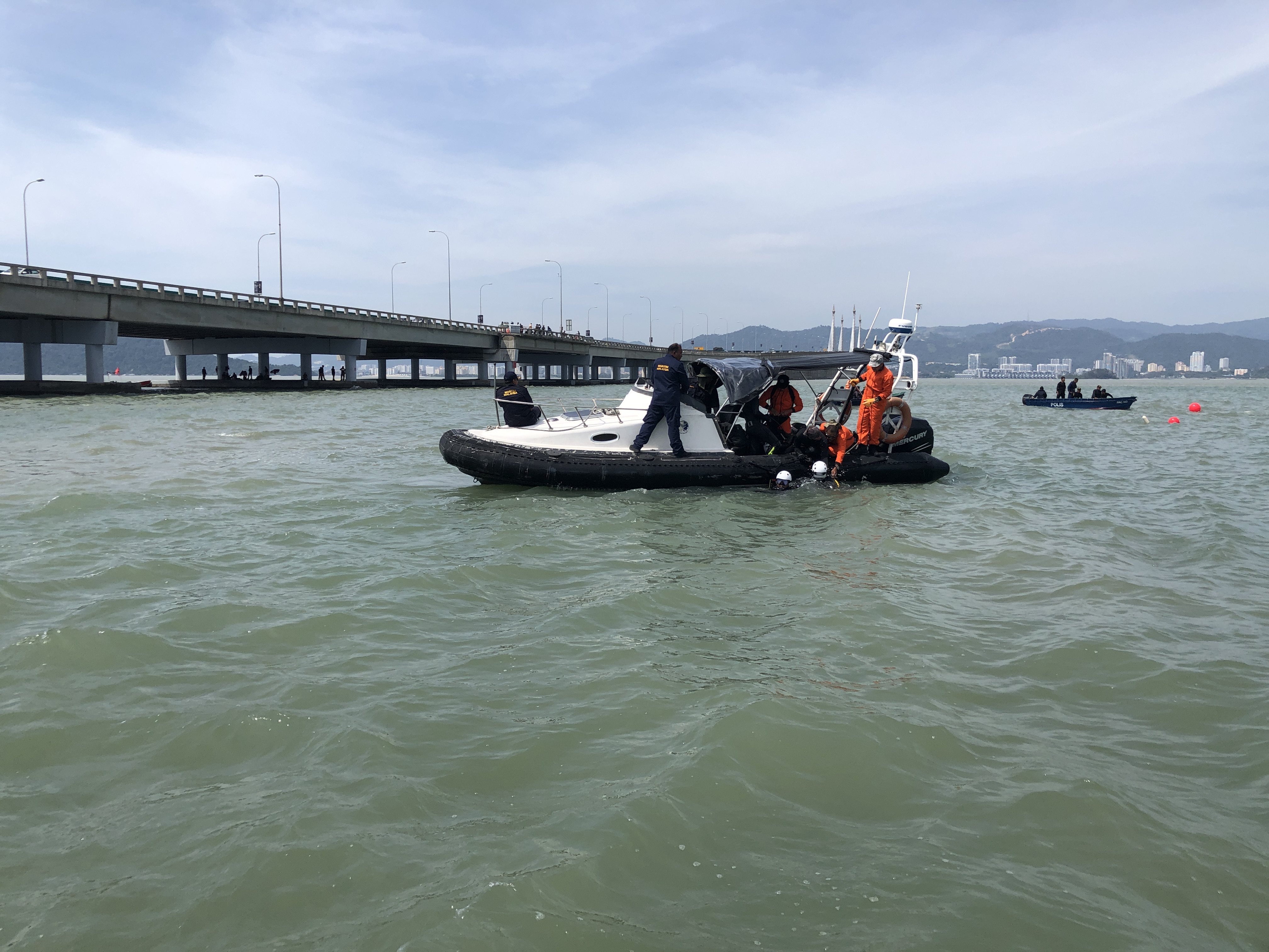 SAR personnel are seen during the search operation near the Penang Bridge January 21, 2019. u00e2u20acu201d Picture by Opalyn Mok