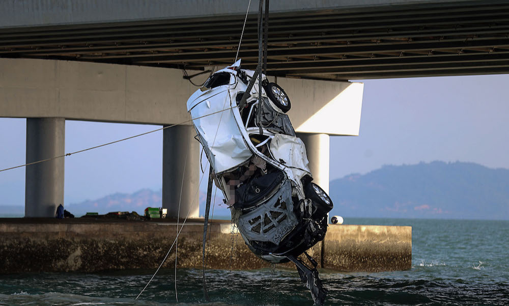 The Mazda CX5 SUV that plunged into the sea from the Penang Bridge on January 20, 2019, is recovered on January 22, 2019. u00e2u20acu201d Picture by Sayuti Zainudin