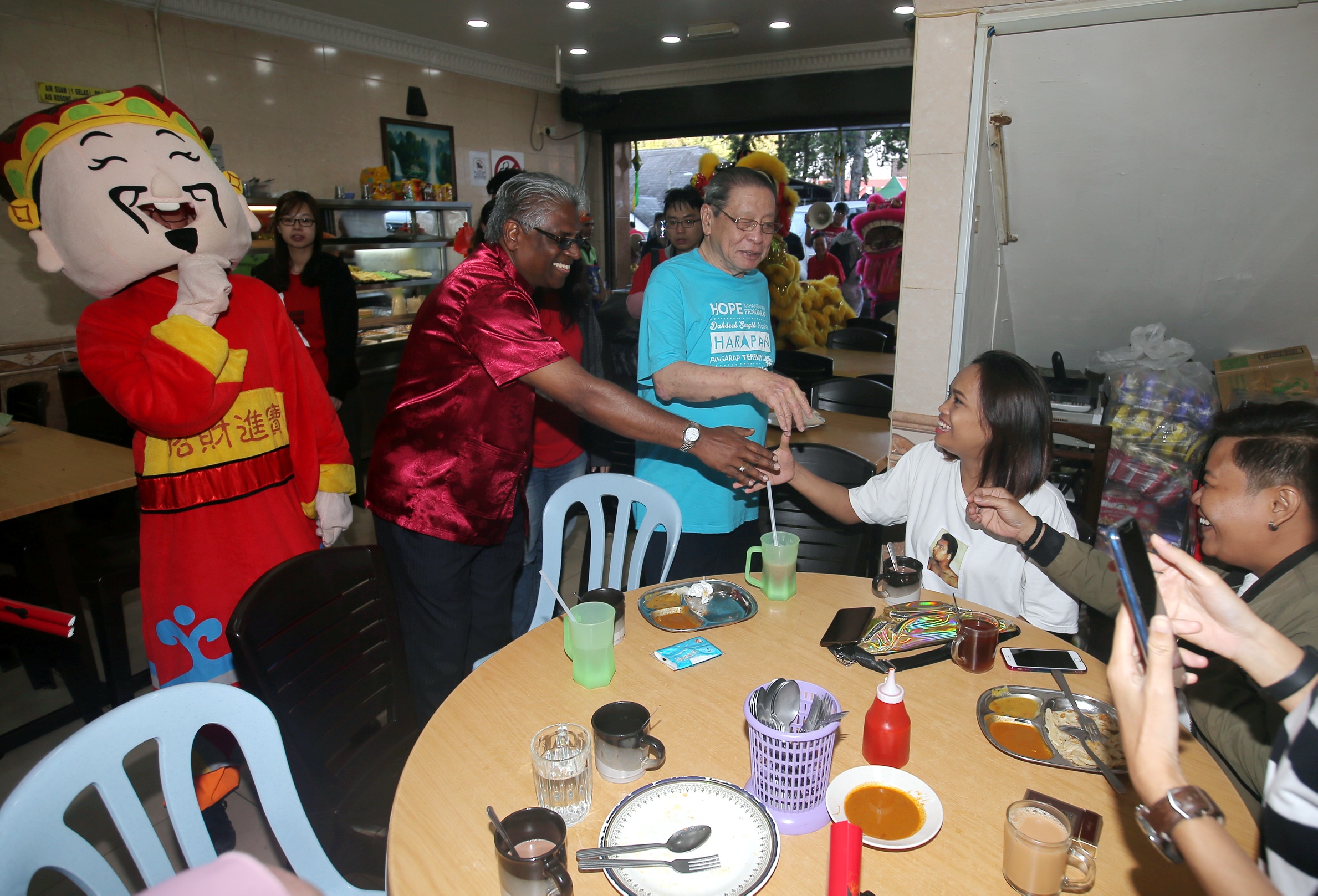 Pakatan Harapan’s Cameron Highlands by-election candidate M. Manogaran and DAP adviser Lim Kit Siang campaign in Brinchang, Cameron Highlands January 24, 2019. — Picture by Farhan Najib