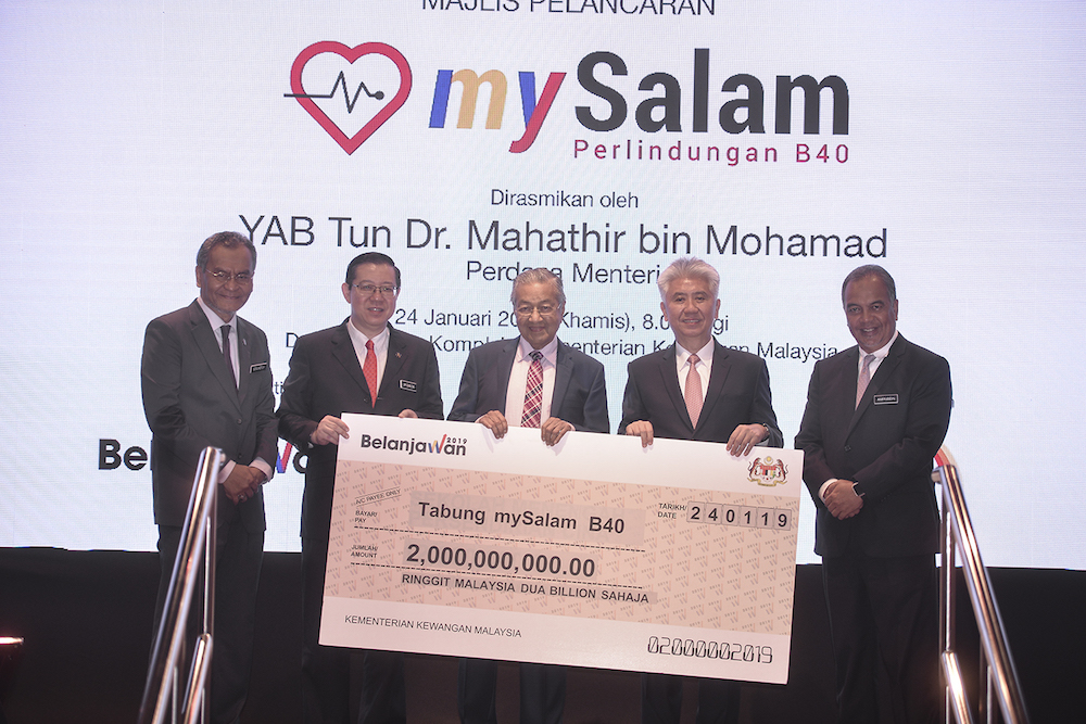 (From left) Datuk Seri Dzulkefly Ahmad, Lim Guan Eng, Tun Dr Mahathir Mohamad, Khor Hock Seng and Amiruddin Hamzah pose for photos with a mock cheque during the launch of mySalam in Putrajaya January 24, 2019. u00e2u20acu201d Picture by Shafwan Zaidon