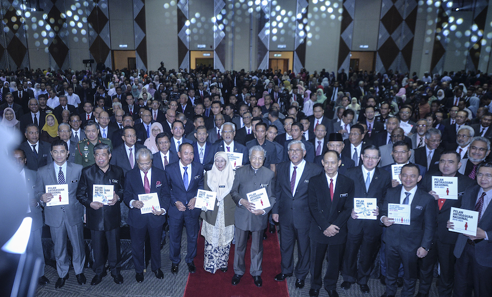Tan Sri Abdul Kassim Mohamad, Datuk Seri Ismail Abdul Bakar and Tun Dr Mahathir Mohamad take a group photo with attendees of the National Anti-Corruption Plan launch in Putrajaya January 29, 2019. u00e2u20acu201d Picture by Shafwan Zaidon