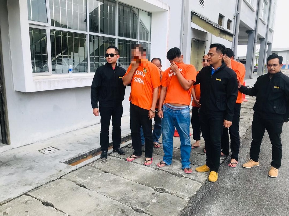 Johor MACC officers escorting the suspects who were earlier nabbed at the agencyu00e2u20acu2122s state office yesterday. u00e2u20acu201d Picture courtesy of the MACCn