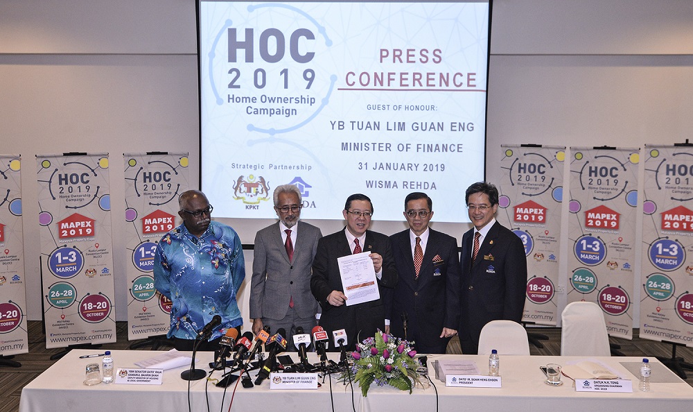 Finance Minister Lim Guan Eng  (centre) at a press conference for the 2019 edition of the Malaysian Property Expo in Kelana Jaya January 31, 2019. u00e2u20acu201d Picture by Shafwan Zaidon