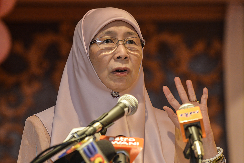 Deputy Prime Minister, Datuk Seri Dr Wan Azizah Wan Ismail gives a speech during the Persatuan Sukarelawan Hospital Ampang Charity Dinner at Darul Ehsan Club Ampang Jaya January 27, 2019. u00e2u20acu201d Picture by Miera Zulyana 