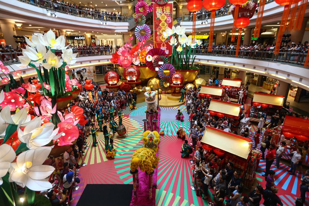 The mall’s lower ground Oval concourse is decorated with vibrant red and pink daffodils, peonies and cherry blossoms.