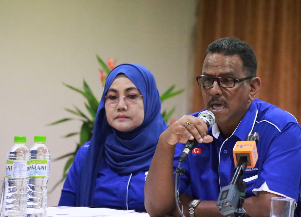 Datuk Bentara Luar Mohammed Salleh Perang’s descendants’ spokesman Mohd Zaini Aris (right) said he hoped that the Johor government will cooperate in facilitating the legal process and their inheritance. — Picture by Roysten Rueben