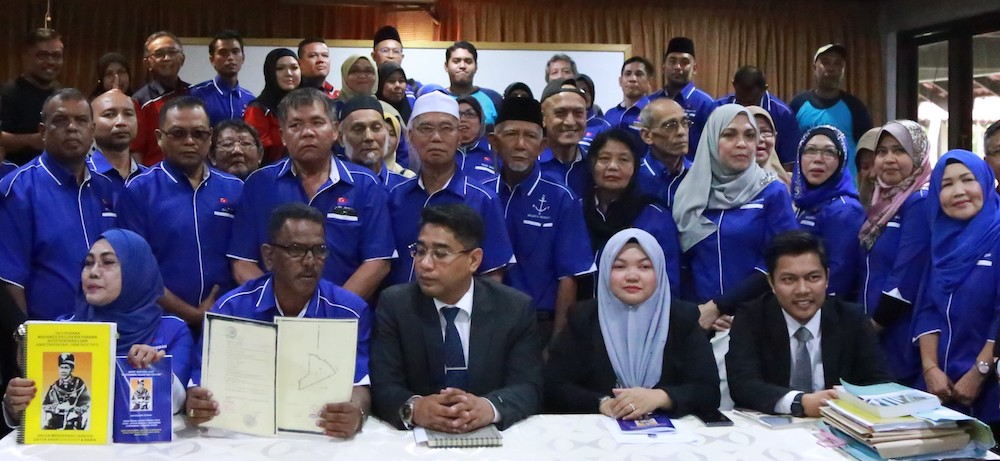 More than 50 descendants of Johoru00e2u20acu2122s Datuk Bentara Luar, Mohammed Salleh Perang, attend a press conference at the Orchard Golf and Country Club in Kulai January 18, 2019. u00e2u20acu201d Picture by Roysten Rueben