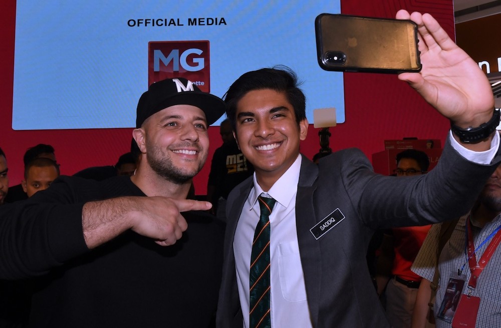 Syed Saddiq Syed Abdul Rahman takes a selfie with Maher Zain in Kuala Lumpur January 9, 2019. u00e2u20acu201d Bernama pic