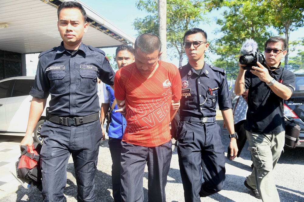 Murder suspect Amir Ariffin (centre) is brought to the magistrate court in Yan, Kedah January 15, 2019. u00e2u20acu201d Bernama