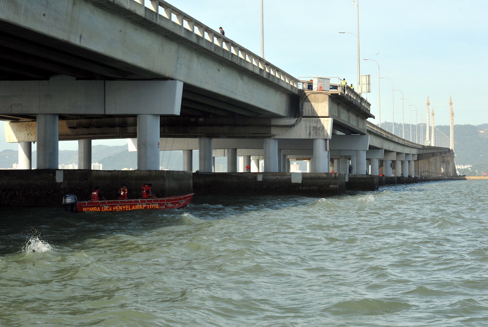 Fire and Rescue Department personnel conduct a search and rescue operation in the waters below Penang Bridge January 20, 2019. u00e2u20acu201d Bernama pic