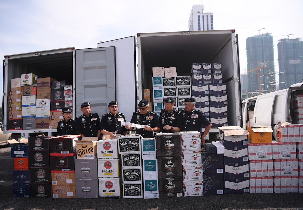 Bukit Aman Internal Security and Public Order director Datuk Seri Acryl Sani Abdullah Sani (3rd from right) examines some of the seized liquor in Kuala Lumpur January 21, 2019. u00e2u20acu201d Bernama pic