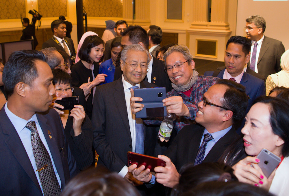 Tun Dr Mahathir Mohamad takes a selfie with a Malaysian residing in Austria, in Vienna January 22, 2019. u00e2u20acu201d Bernama pic