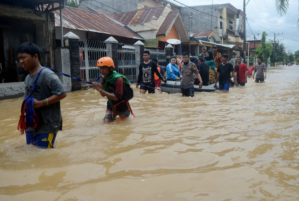Rescue workers push an inflatable boat as they evacuate residents following floods in Makassar, South Sulawesi, Indonesia, January 24, 2019. u00e2u20acu201d Reuters picnnn