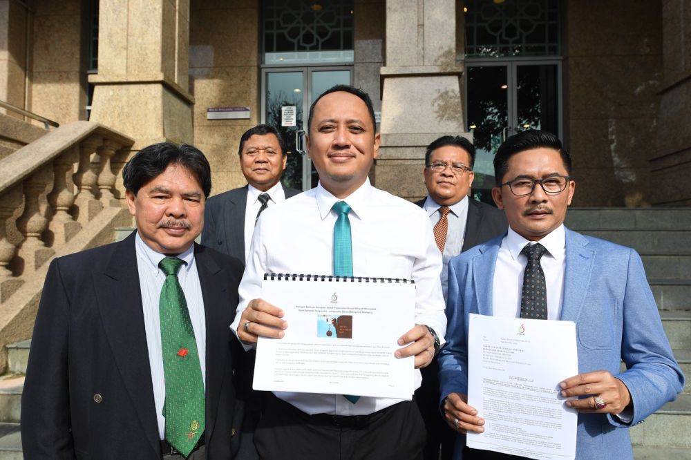 Datuk Khairul Anuar Abdul Aziz (centre) and four other representatives of the Petroleum Dealers Association of Malaysia pose for a photo at Perdana Putra today, January 2, 2019. u00e2u20acu2022 Bernama pic