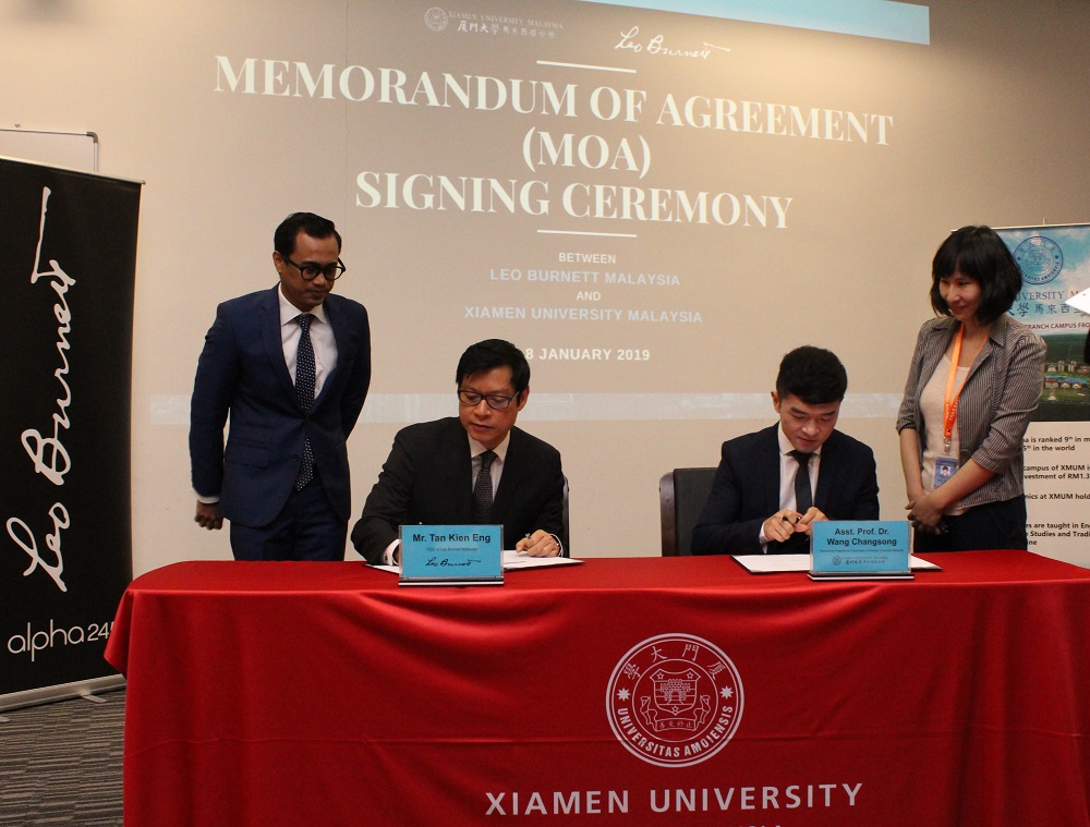 CEO of Leo Burnett Malaysia Tan Kien Eng (left) and Xiamen University Malaysia Assistant Professor and Programme Coordinator of Advertising Dr Wang Changsong signing the MoU in Sepang January 8, 2019. u00e2u20acu201d Picture courtesy of Leo Burnett Malaysia