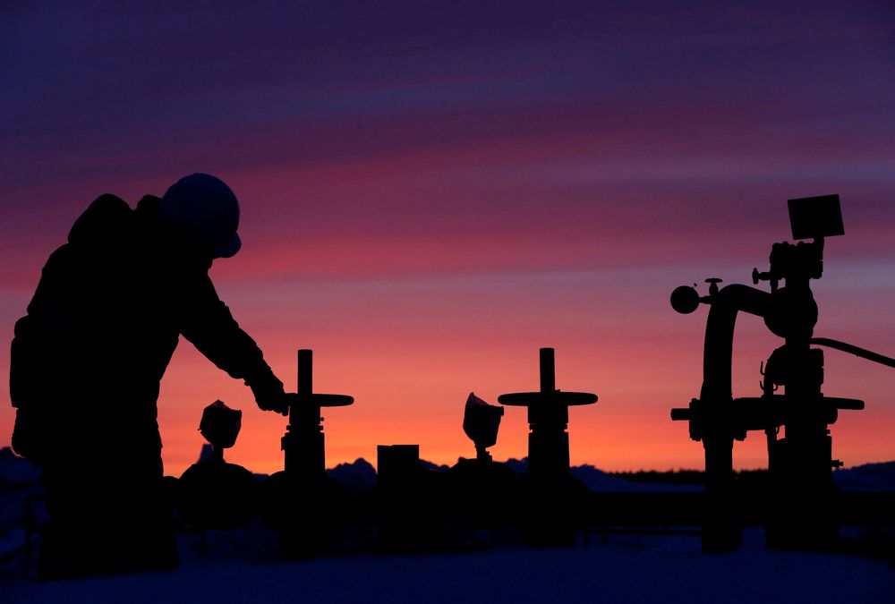 A worker checks the valve of an oil pipe at an oil field owned by Russian state-owned oil producer Bashneft near the village of Nikolo-Berezovka, northwest of Ufa, Bashkortostan, Russia January 28, 2015. u00e2u20acu201d Reuters pic
