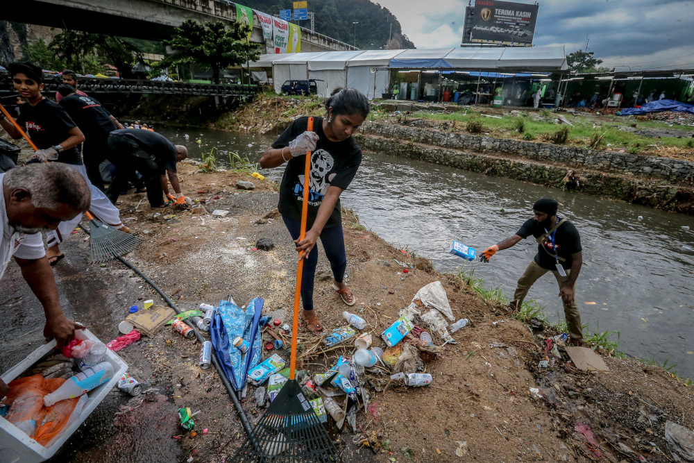 The Sungai Batu riverbanks get a much-needed clean-up from the volunteers.