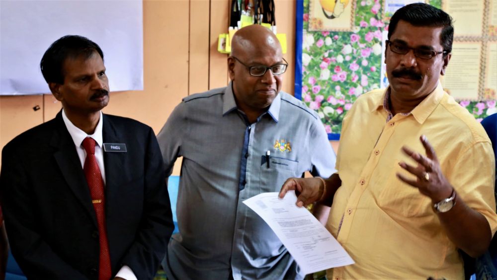 Ramakrishnan (centre) said issues involving SJKT Ladang Tebrau have been resolved, allowing its pupils and teachers to move to their new building. u00e2u20acu201d Picture by Roysten Rueben