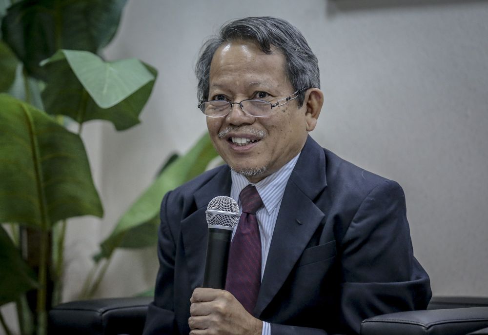 MIER executive director Zakariah Abdul Rashid speaks during the release of its Q4 2018 survey results  in Kuala Lumpur January 30, 2019. u00e2u20acu2022 Picture by Firdaus Latif