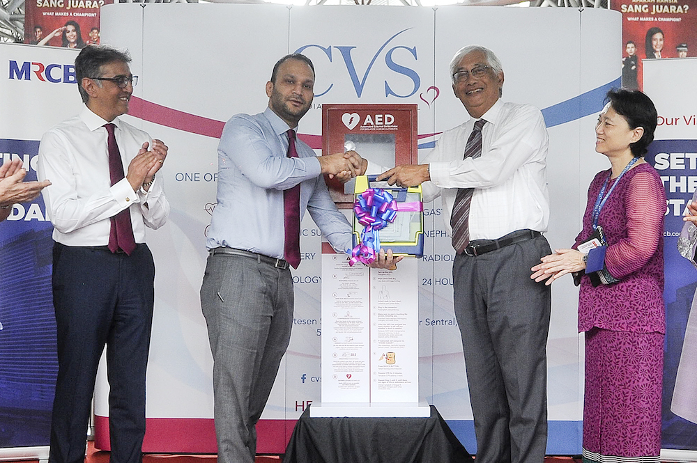CVSKL chairman Tan Sri Dr Yahya Awang (3rd from left) presents the AED machine to MRCB Group managing director Mohd Imran Mohamad Salim. Looking on is MRCB chief corporate officer Amarjit Chhina. — Picture by Shafwan Zaidon
