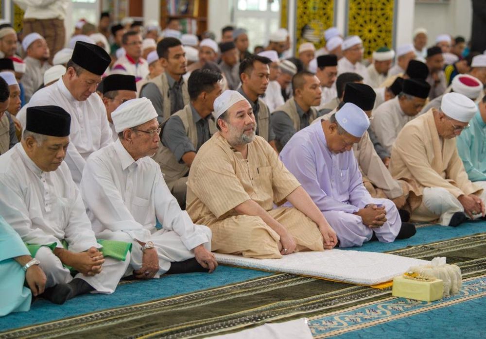 Yang di-Pertuan Agong Sultan Muhammad V joined approximately 2,000 people in performing the compulsory Friday prayers at the Masjid Al Sultan Ismail Petra in Kubang Kerian. u00e2u20acu2022 Picture via Twiter/bernamadotcom