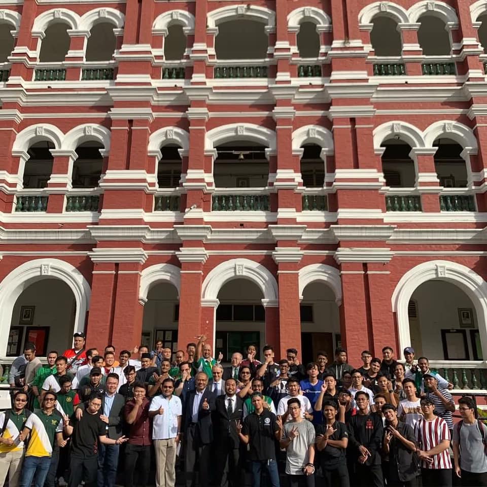Bekas-bekas pelajar sekolah harus bijak merebut peluang dan turut serta dalam program-program yang dianjurkan oleh pihak alumni sekolah. — Foto ihsan Bartholomew Chan